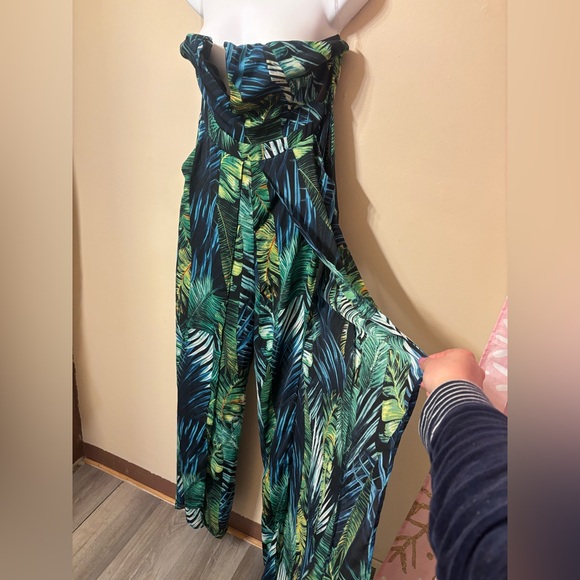 Leaf Patterned fashion nova Jumpsuit Sz L - Picture 6 of 10